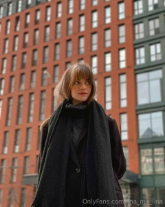 Mood an actress from a light romantic comedy