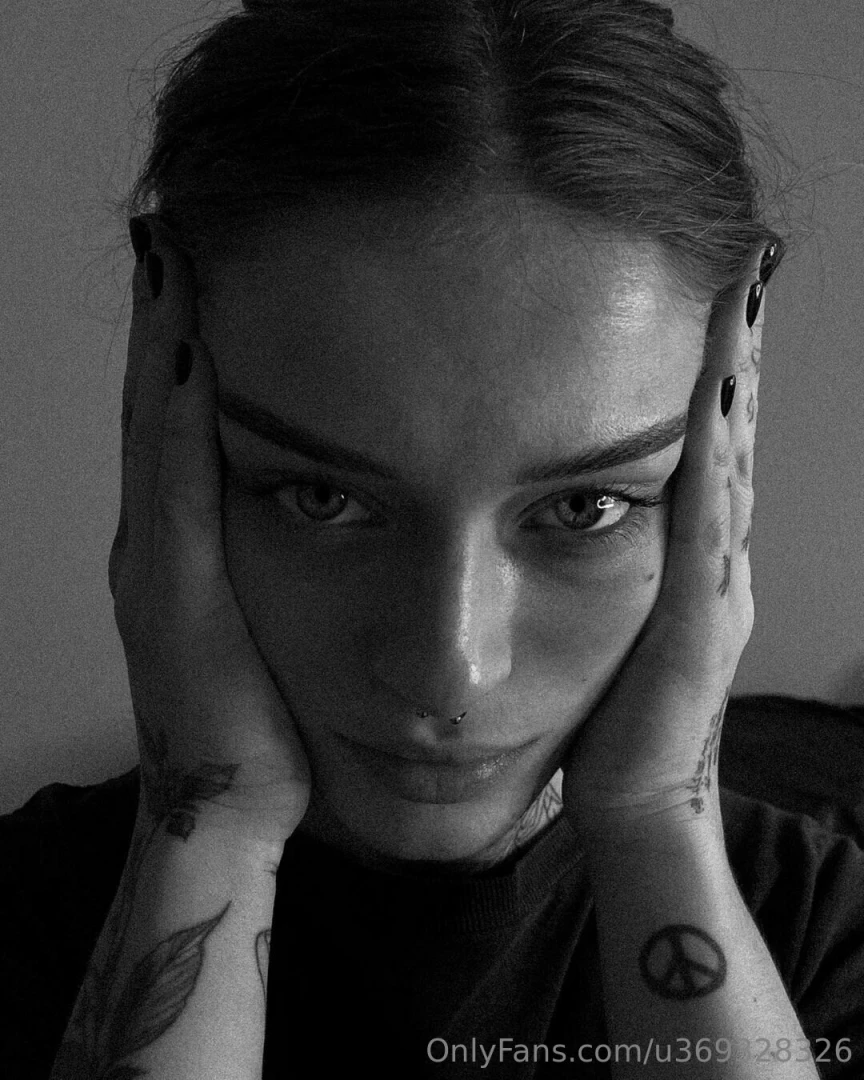 Hi my name is lina i am 19 y o i love drawing my cat and aesthetics 