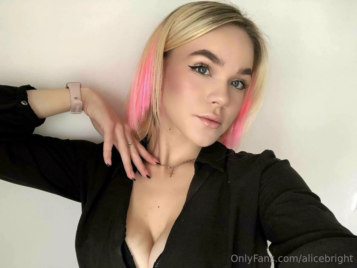 Tell me if you like my hair like that do you love it with pink strands 