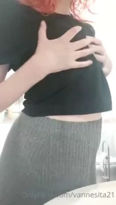 Me desnudo poco a poco frente a la c mara y te muestro mis tetas