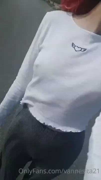 Te muestro mis tetas en p blico mientras patino 