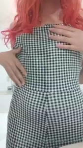 Mira como me desnudo poco a poco para ti