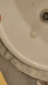 Frot ndome muy rico contra el lavamanos