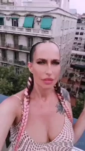 Do you think someone saw me from their window crees q alguien me visto