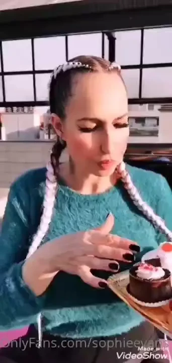 Si te gusta el fetish de comer p deme el video entero de 10min 