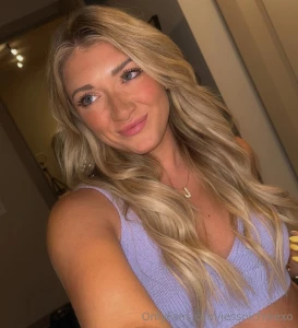 Smiling like i know you re thinking of me