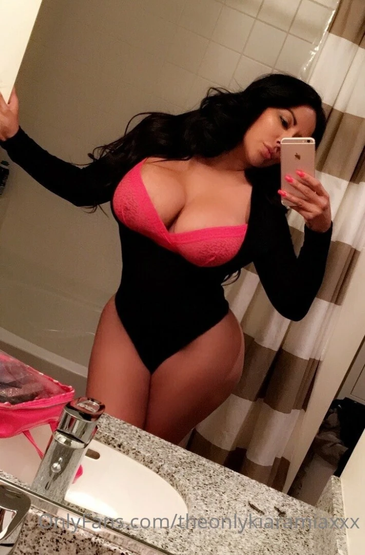Wanna get even closer subscribe to theonlykiaramia for everything i 