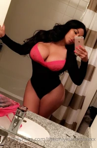 Wanna get even closer subscribe to theonlykiaramia for everything i