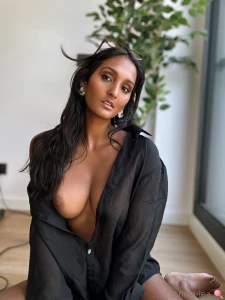 Kiss or bite make your move