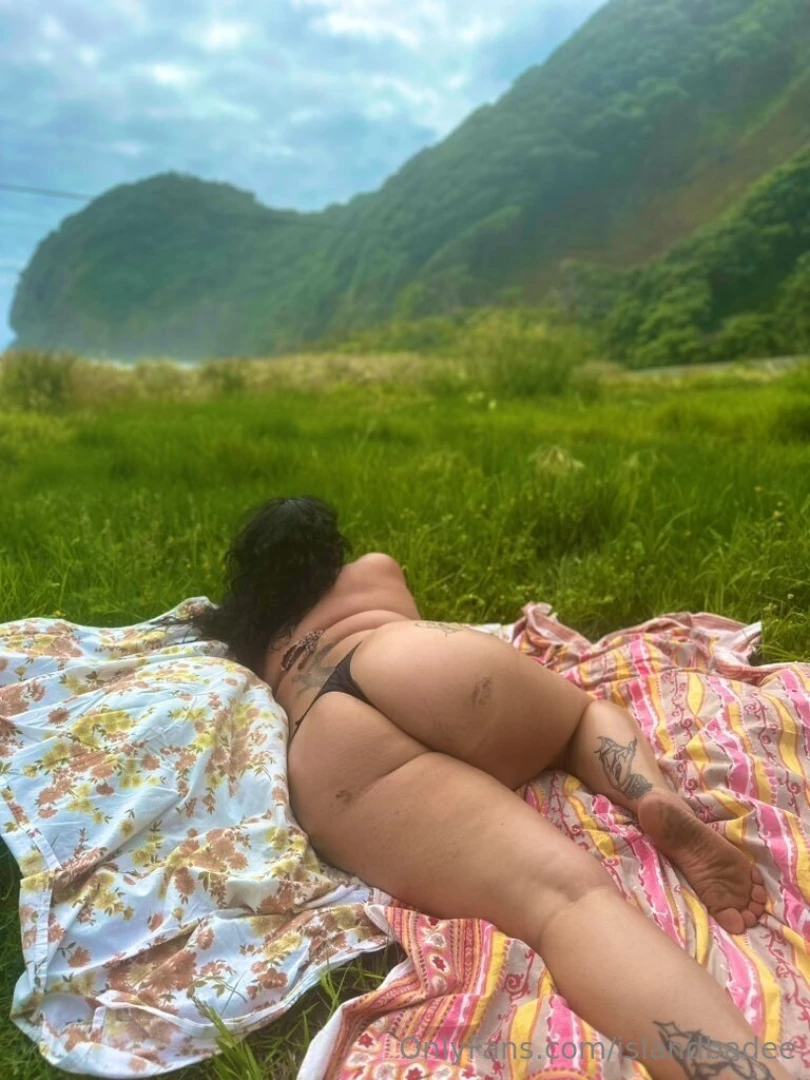 I post a lot more teasers bloopers and more explicit pics vids on my 