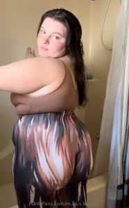 Right out of the shower lemme show you this phat ass and pussy up