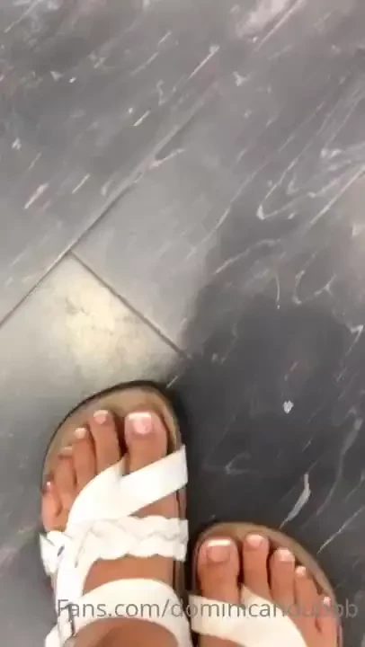 If you like toes lmk lt 3 i love playing with my feet 