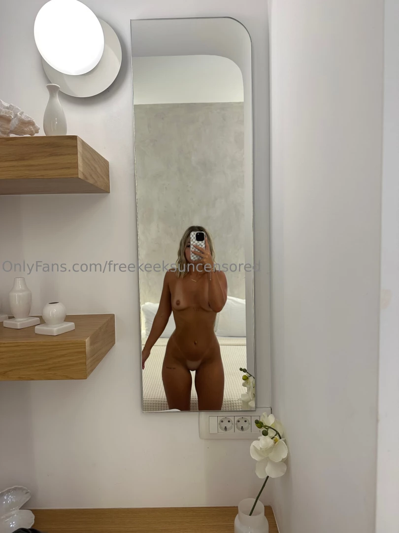 Its my birthdayyyyyy so here s a birthday suit pic would be rude not 