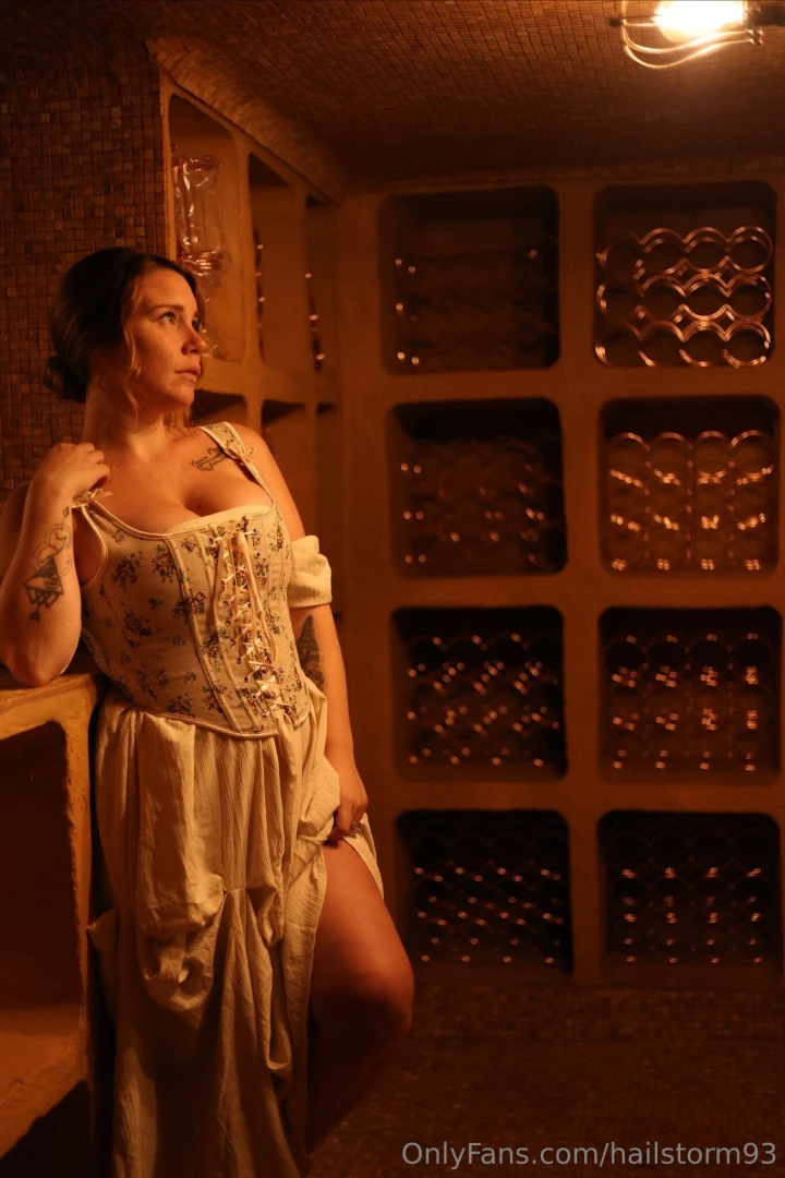 Someone wanna give me a handd with this corset 