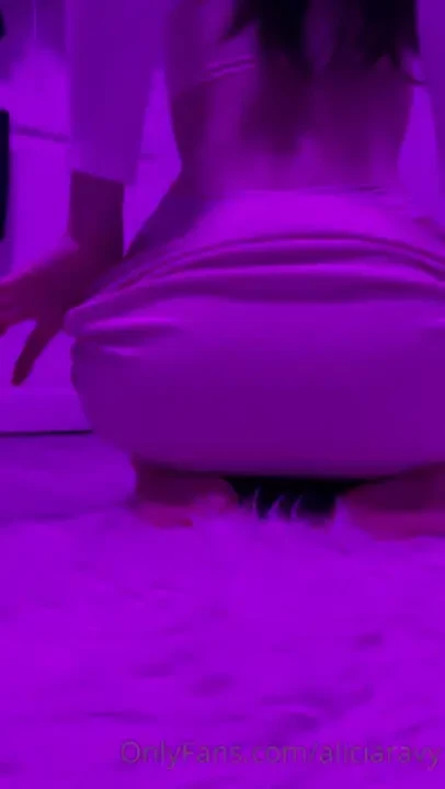 Imaging i flash my ass like that in public your cock would be instant 