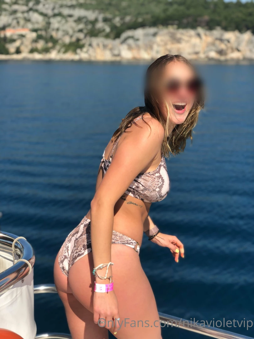 Make me laugh and i ll love you 