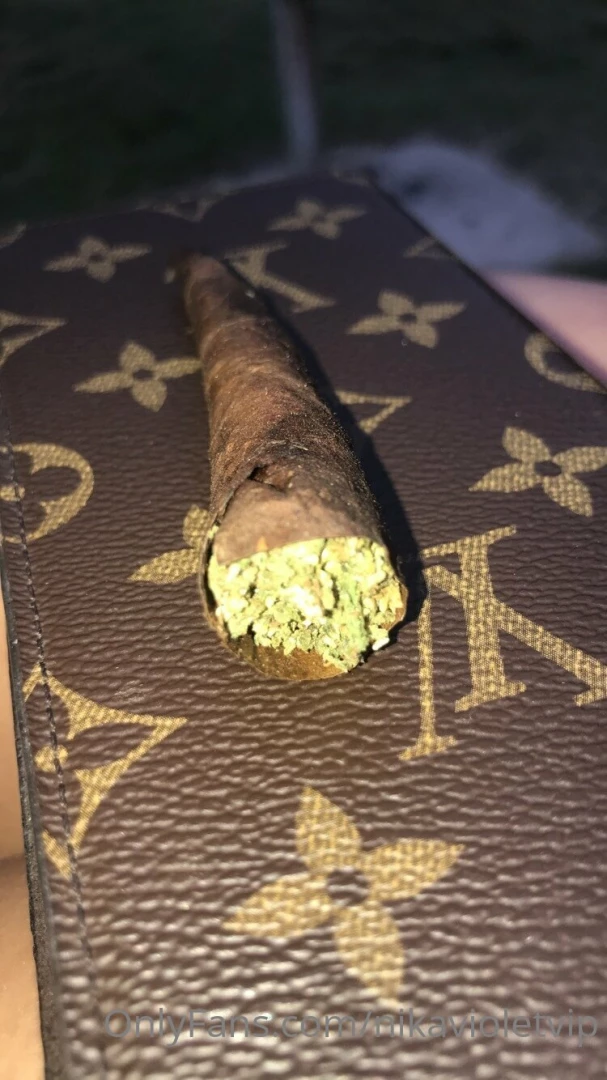 I need a smoking buddy so badly 