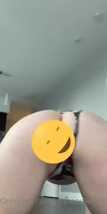 Twerking after the gym redheadwinter to remove the emoji 
