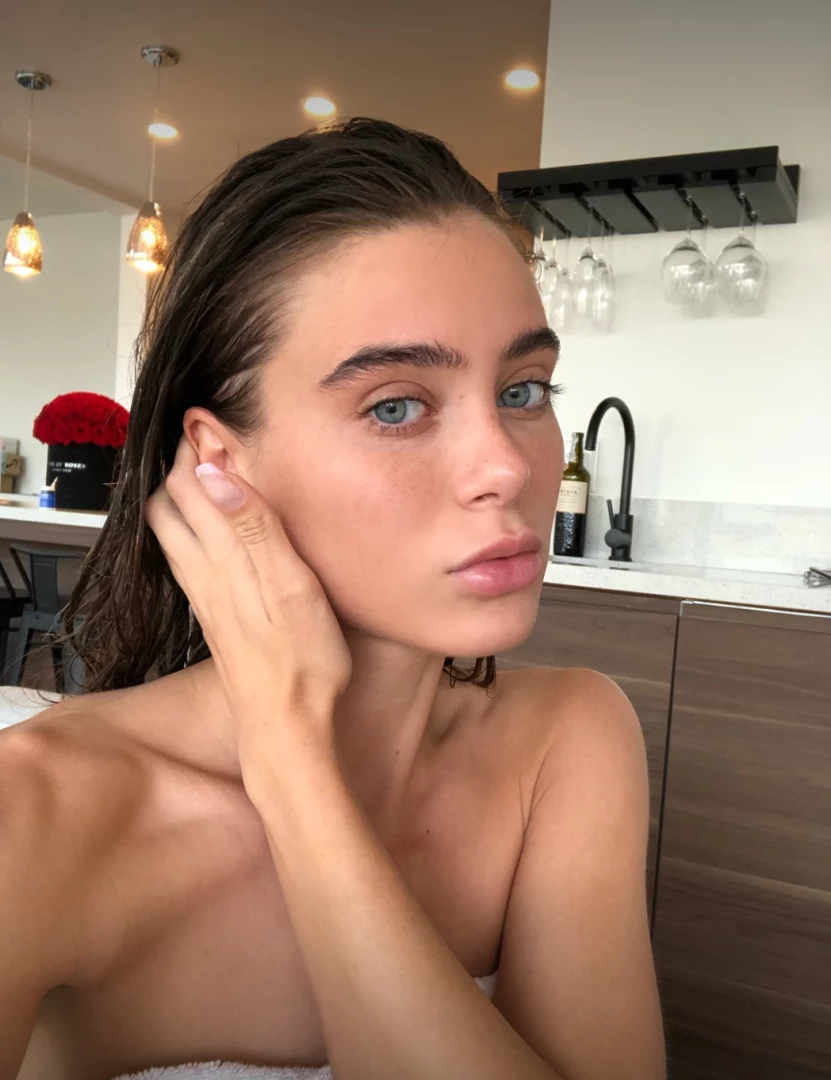 Good morninggggg who s up rn hehehe 