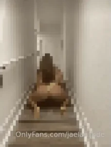 Full video ass dance and twerking sultrily dancing and twerking on the