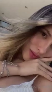Who s that sexy thing i see over there