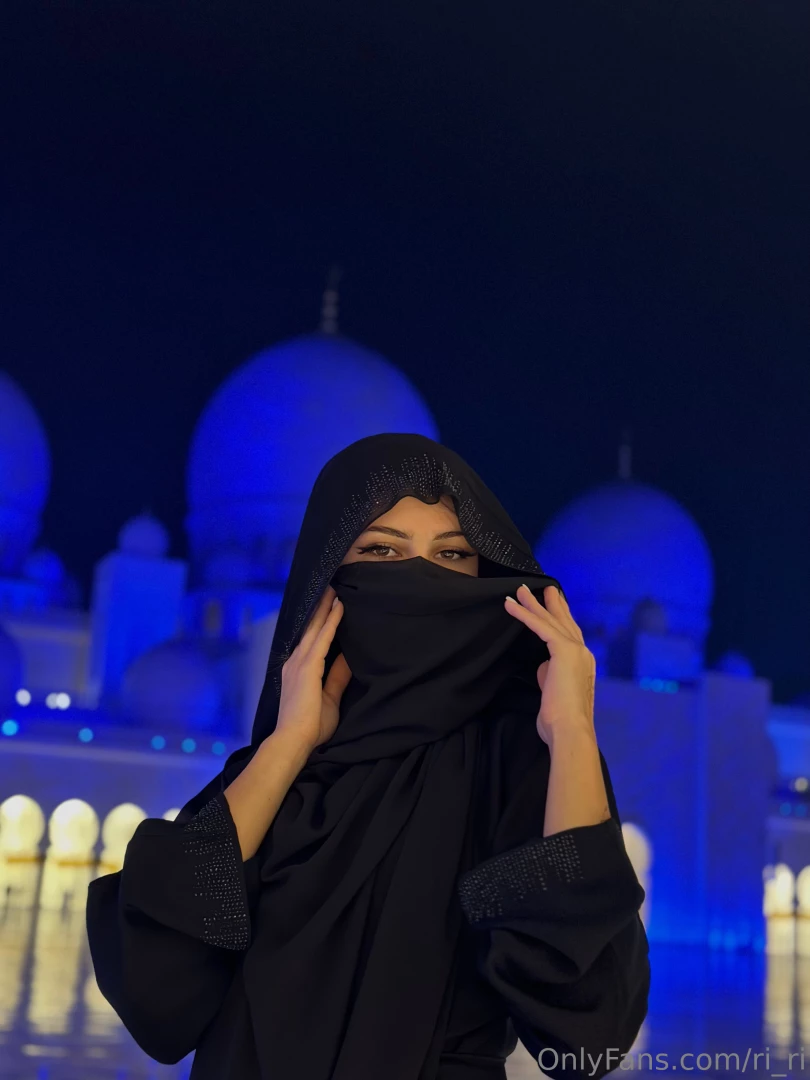 Photos taken against the backdrop of a mosque in the arab emirates 