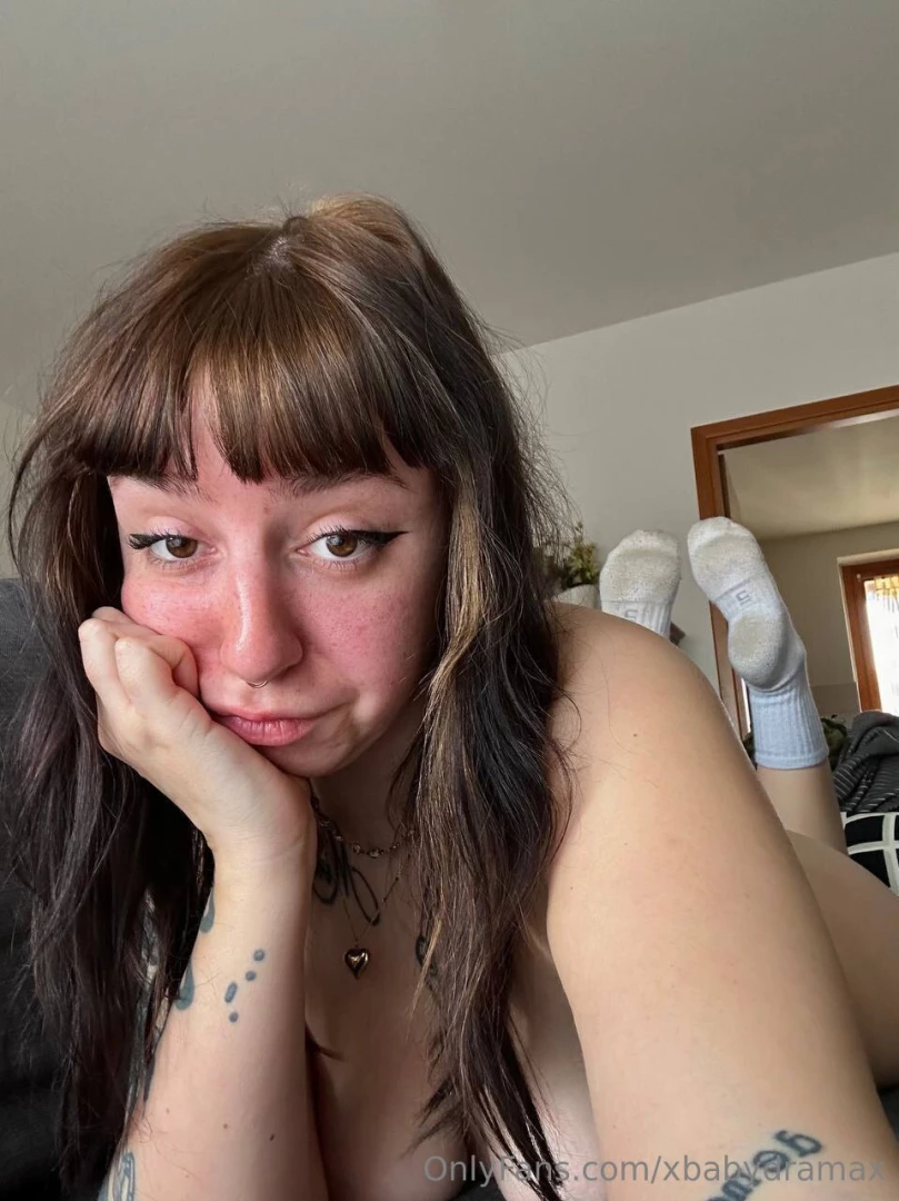 Oggi mi sveglio super eccitata e bagnata ma sono sola e annoiata sul 