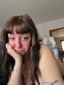 Oggi mi sveglio super eccitata e bagnata ma sono sola e annoiata sul