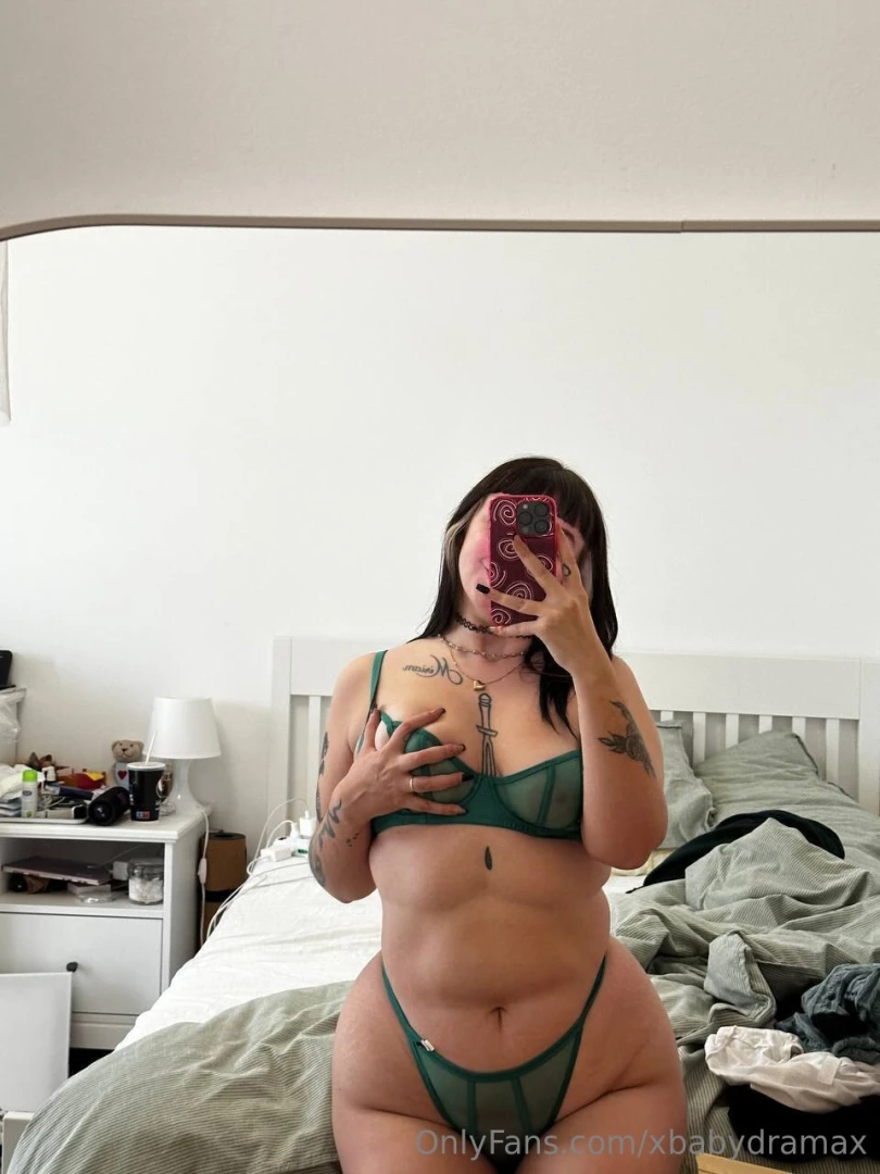 Sono tutta nuda a letto nel post sul profilo vip 