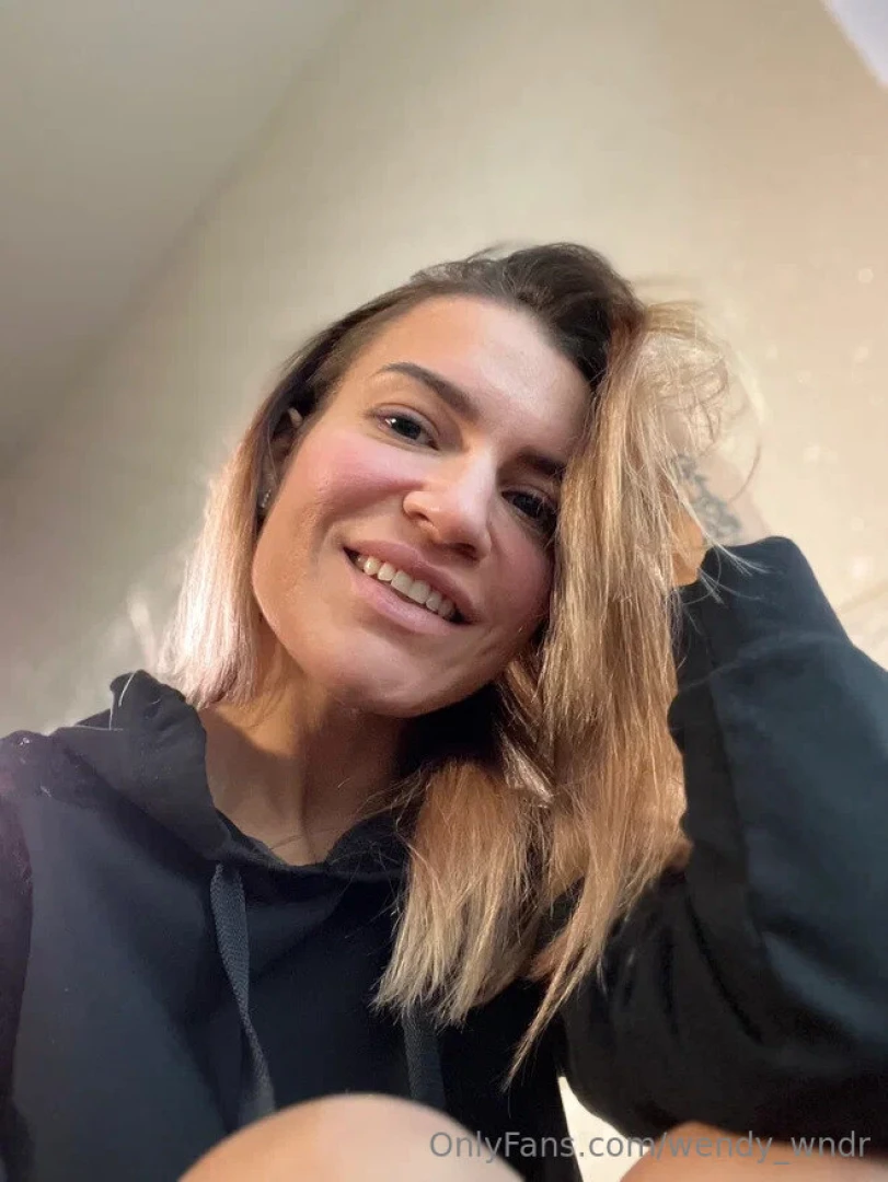 My graceful body twist is an invitation to seduction 