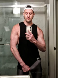 Who likes shiny tights