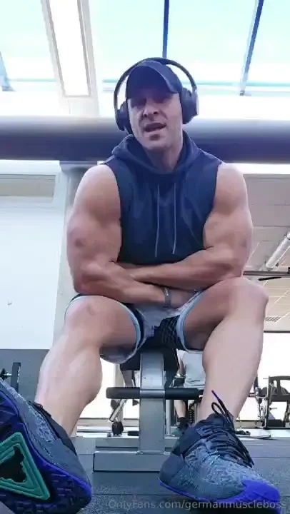 Jacked bo flexing in public gym doesnt care who s watching and taking 