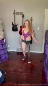 Happy fetish friday i had a fan request to use my prosthetic so here