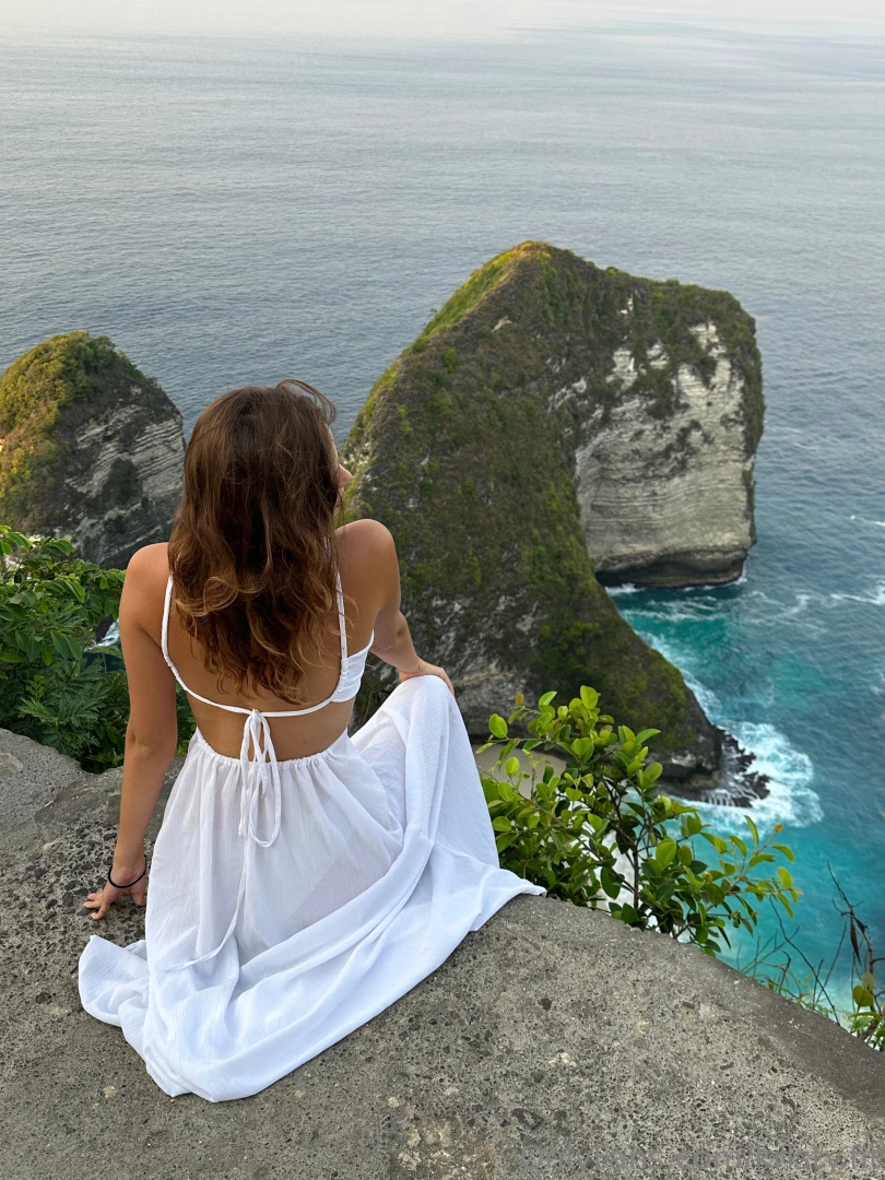 Presenting you with this breathtaking view of nature let the beauty of 