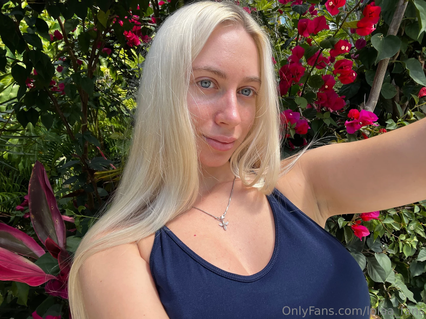 I fell in love with this living bush with flowers ohh how much i love 