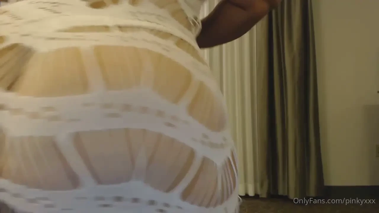 Round of applause baby make that ass clap 