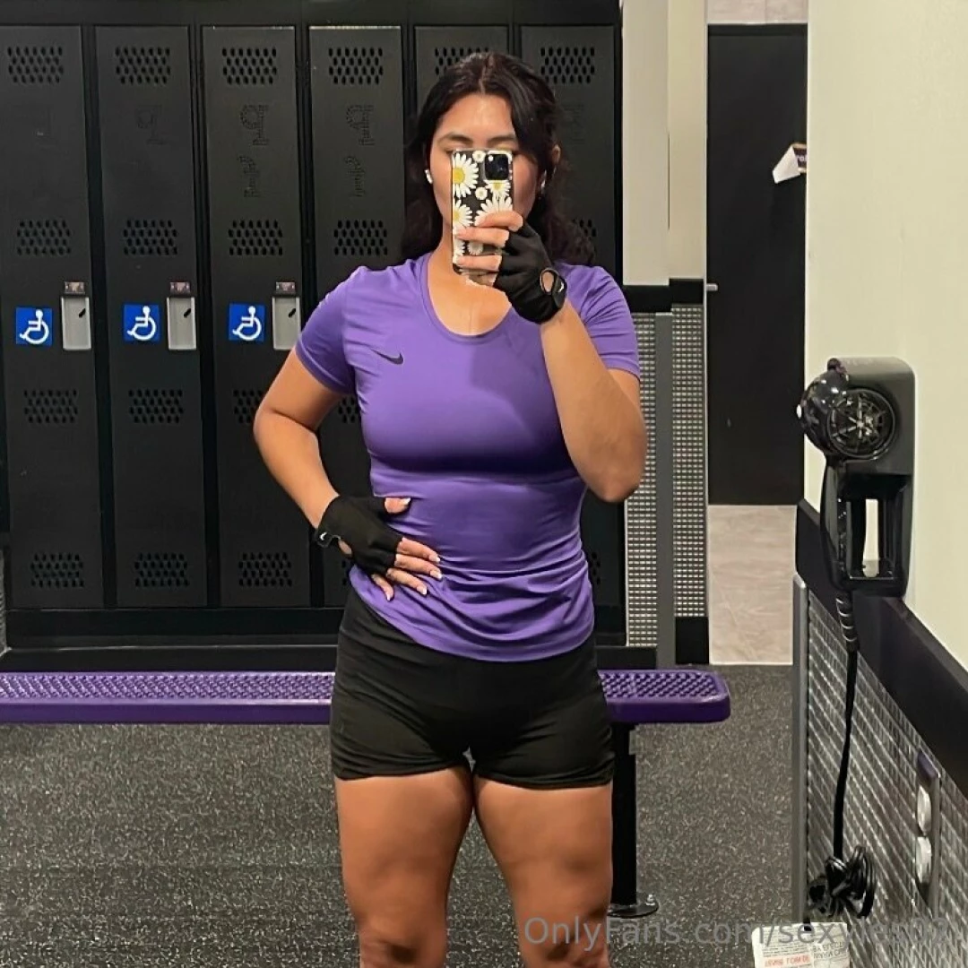 Afternoon gym sesh who likes a camel toe 