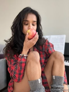 Trying to look sexy while i eat an apple hehehe part 1