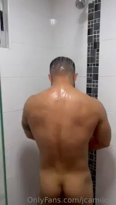 Una ducha caliente para relajar los m sculos luego de un entreno duro 