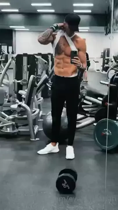 Love life is in shambles but at least i m shredded been in my feelings 