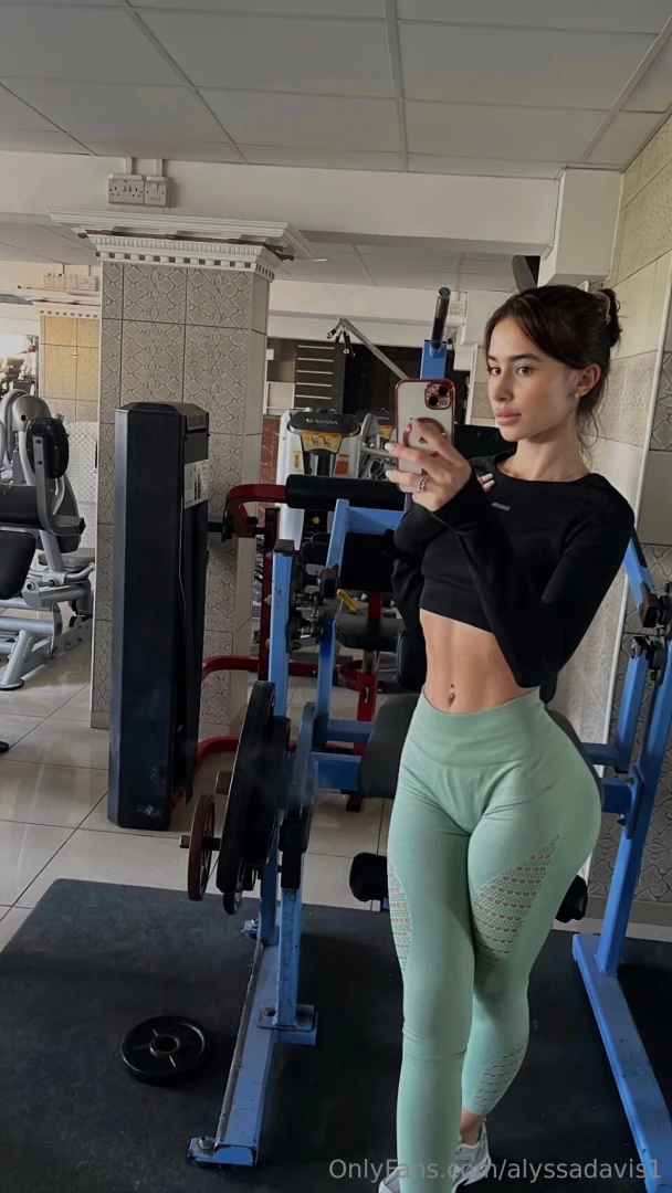 Gym mirror selfies gt gt would you spot me while squatting part 1 