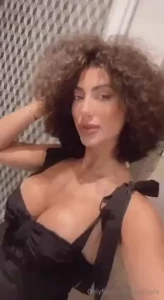 Tonight i m relaxing at the club and just enjoying the atmosphere