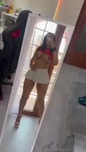 Adoro mettermi davanti all finestra e farmi guardare dai vicini i love