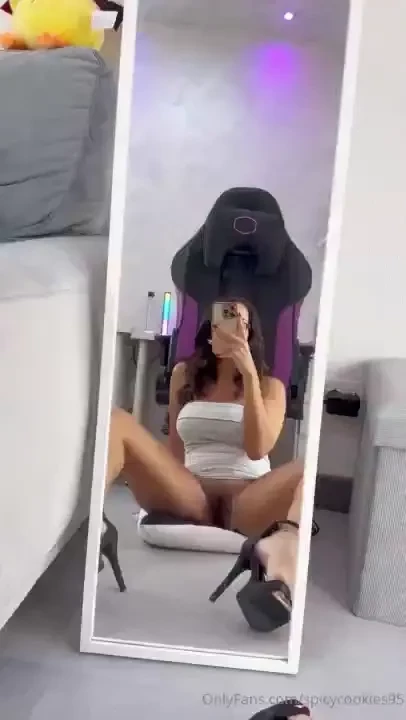 Vieni sediamoci ti faccio vedere meglio come on let s sit down i ll 