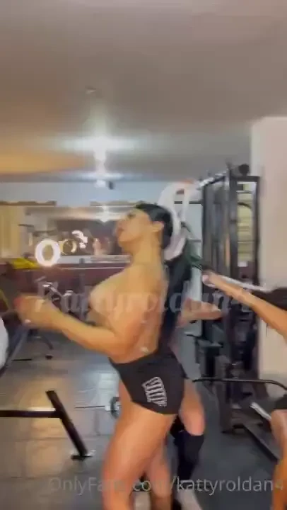 Ocho mujeres en un gimnasio cuando entreno con mis amigas hace tanto 