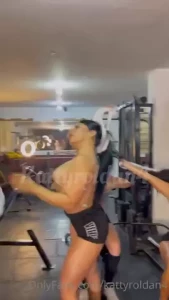 Ocho mujeres en un gimnasio cuando entreno con mis amigas hace tanto