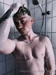 Gehen wir zusammen duschen und sch umen uns gegenseitig ein