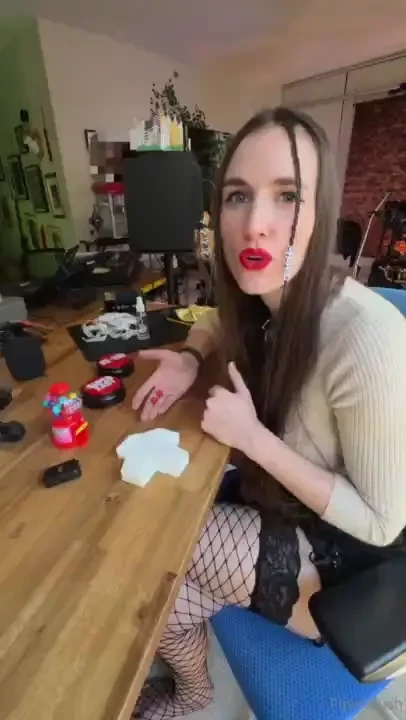 Piper s new anti-gravity balls watch as she defies gravity with 