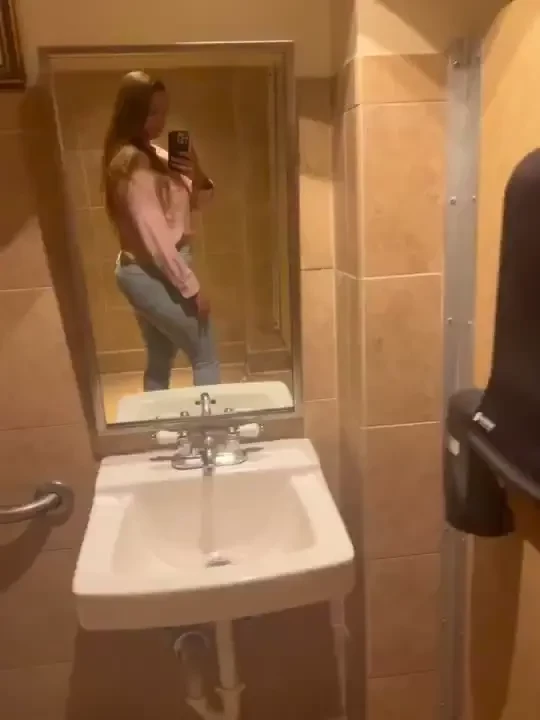 Ass looking so phat in these jeans 