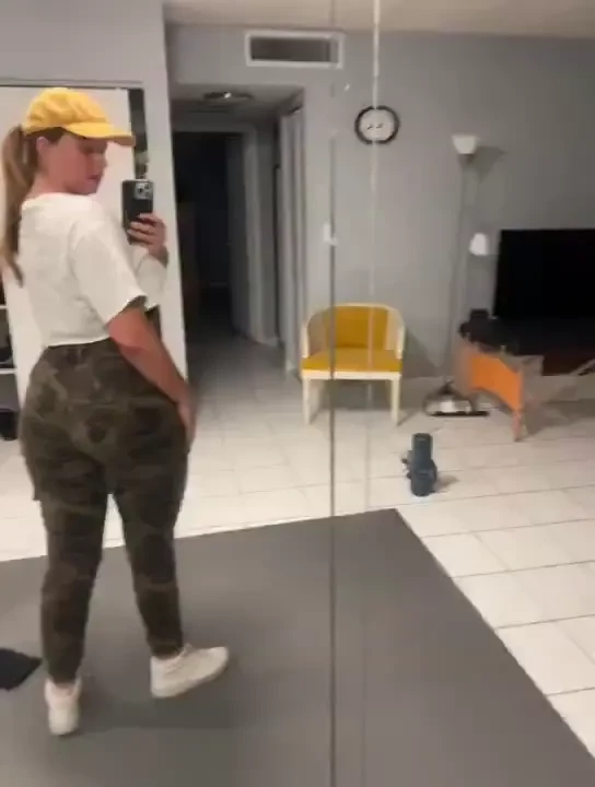 Single again so i get to go back to shaking my ass at the clurrrrbbbbb 